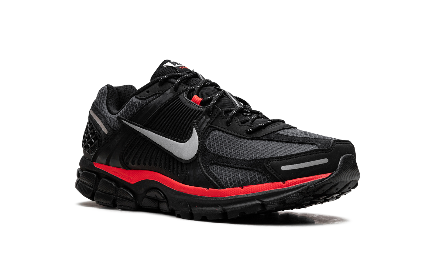 Zoom Vomero 5 "Black Metallic University Red"