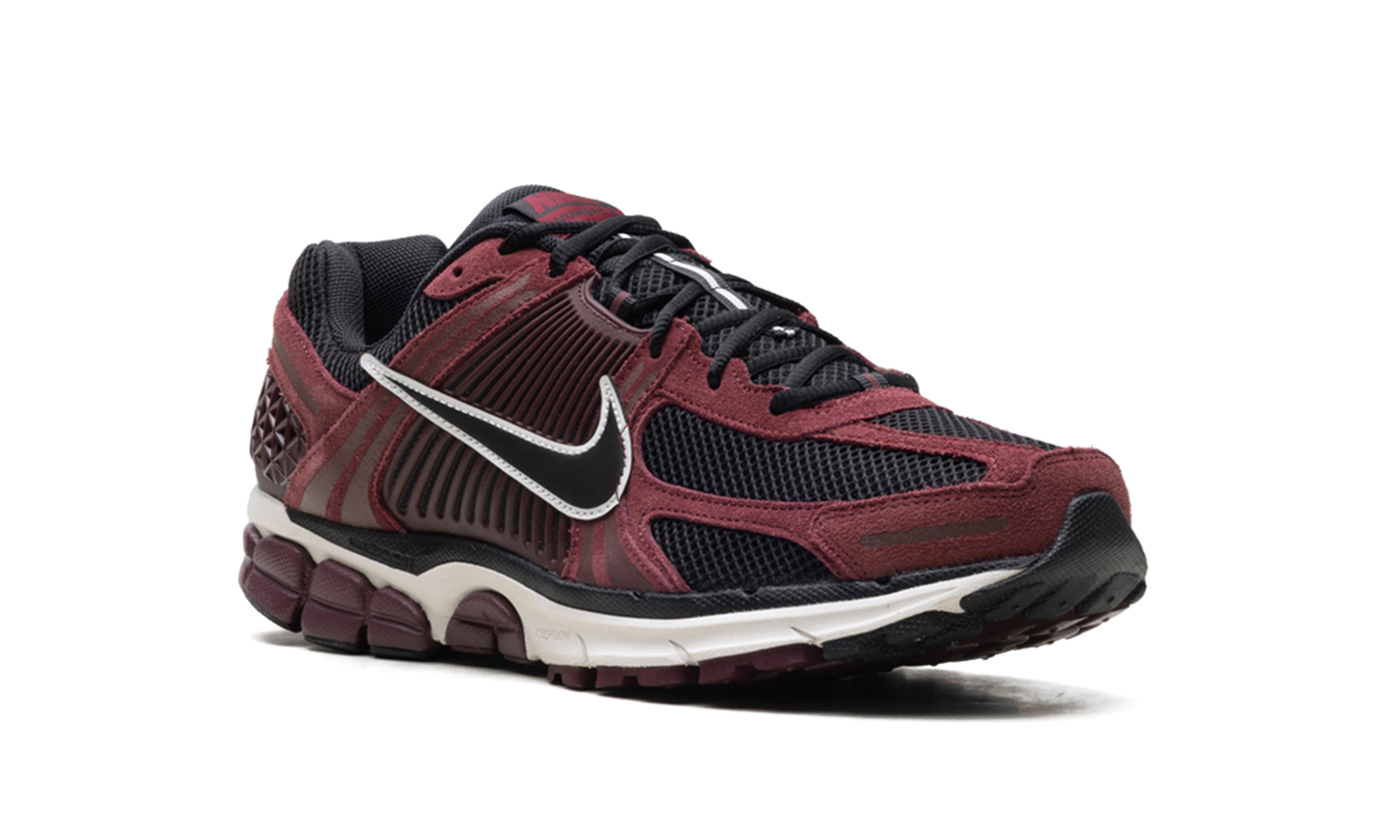Zoom Vomero 5 "Dark Team Red"
