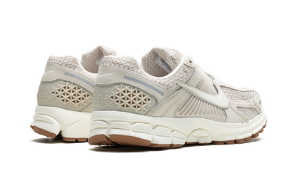 ZOOM VOMERO 5 WMNS "Light Orewood Brown"