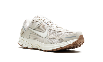 ZOOM VOMERO 5 WMNS "Light Orewood Brown"