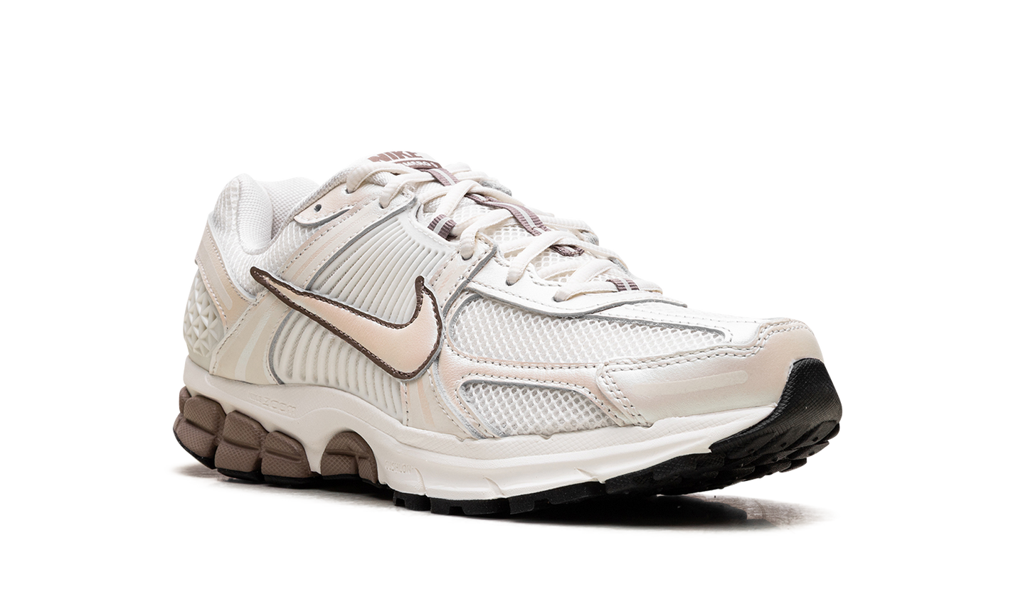 Air Zoom Vomero 5 WMNS "Sail Mink Brown"
