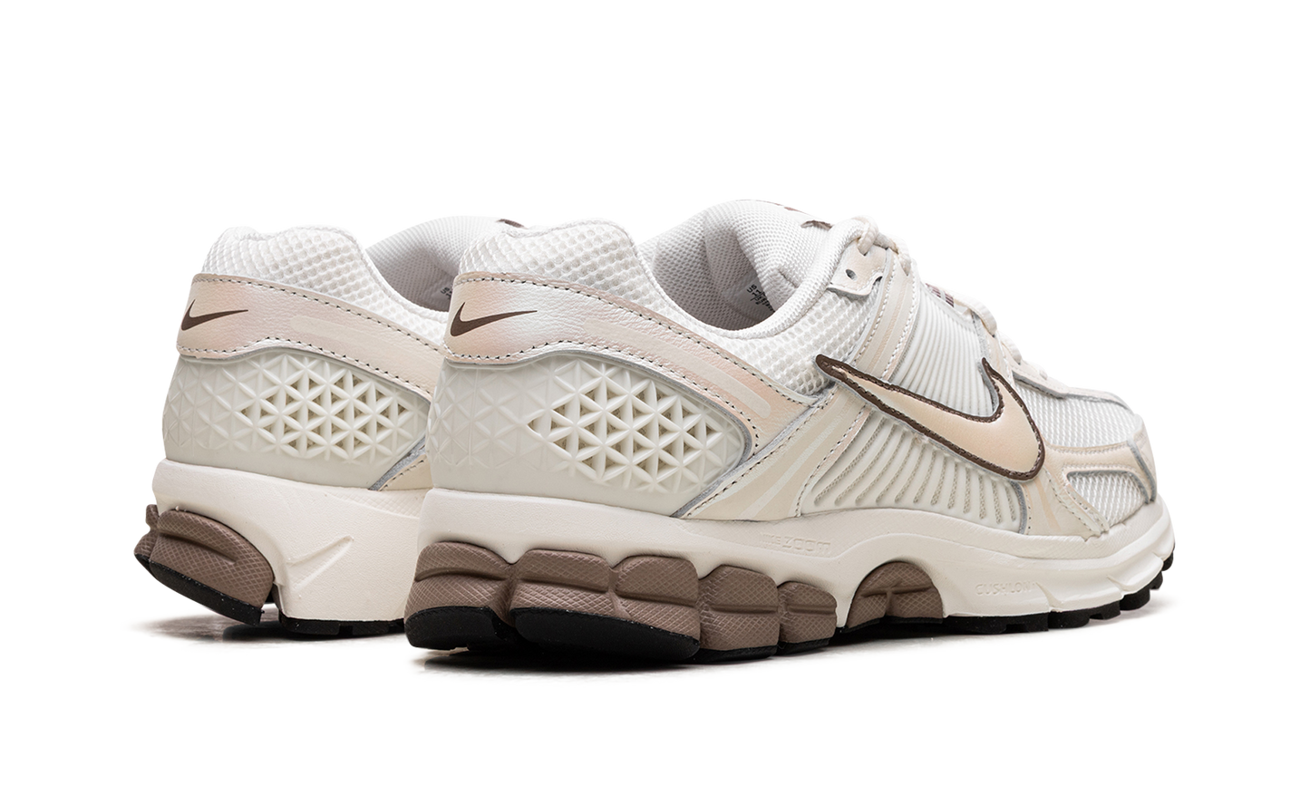 Air Zoom Vomero 5 WMNS "Sail Mink Brown"