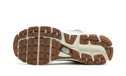 ZOOM VOMERO 5 WMNS "Light Orewood Brown"