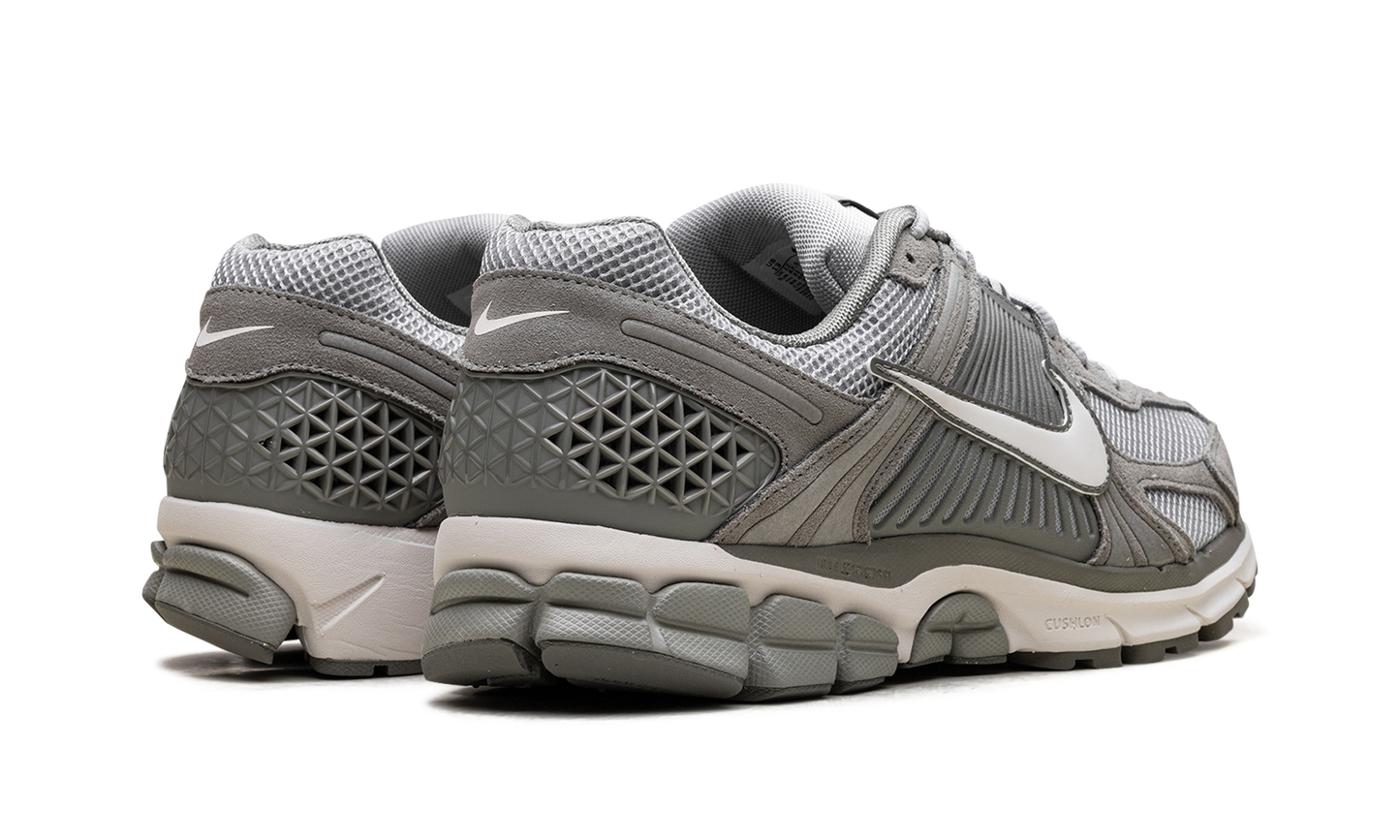 Zoom Vomero 5 "Dark Stucco"