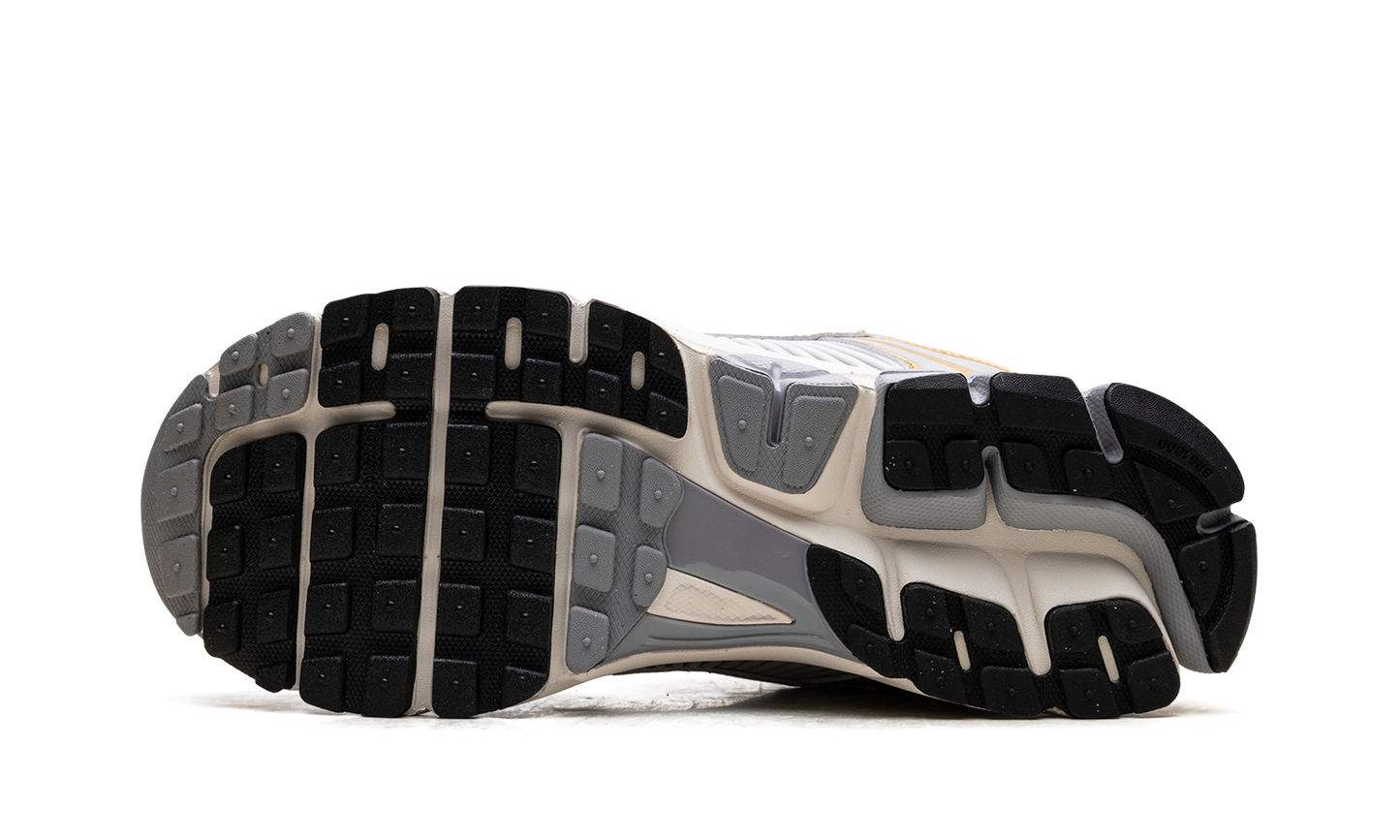 Zoom Vomero 5 "Platinum Tint Metallic Gold"