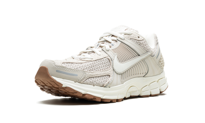 ZOOM VOMERO 5 WMNS "Light Orewood Brown"
