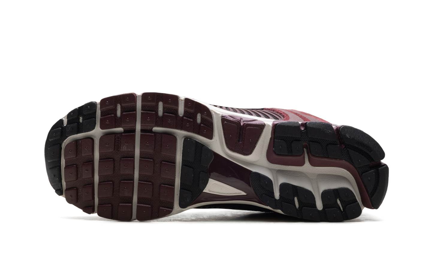 Zoom Vomero 5 "Dark Team Red"