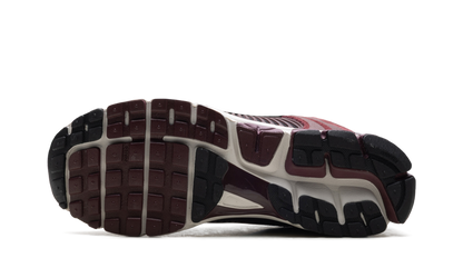 Zoom Vomero 5 "Dark Team Red"