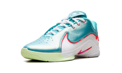 LeBron 22 "Christmas"